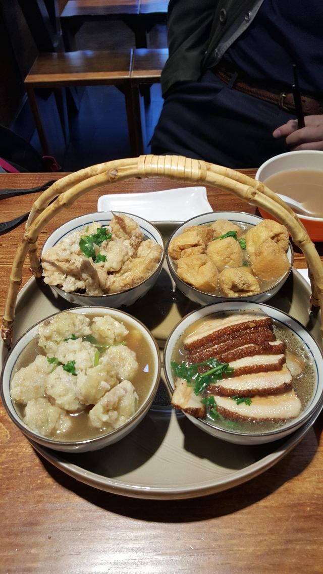 这个四小碗看起来不错,吃起来一般,而且下面的配菜都是一样的,过油