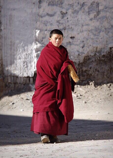 门票也不贵,到了那里,四处可见披着红袍的僧人,四处可见的转经筒