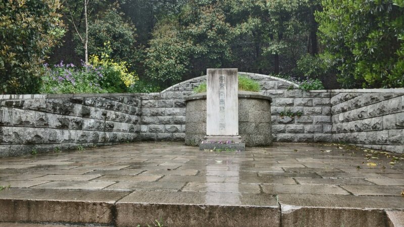 太史慈墓.太史慈,字子义.原为刘繇部下,后被孙策收降,助其扫荡江东.