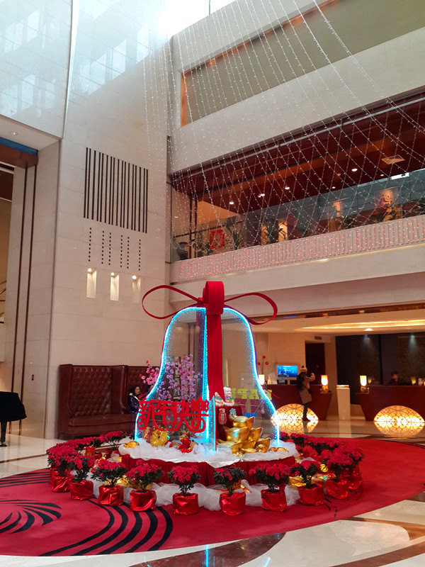 西楼的大厅挑高有致,春节来临,迎新年的装扮充满了喜气.