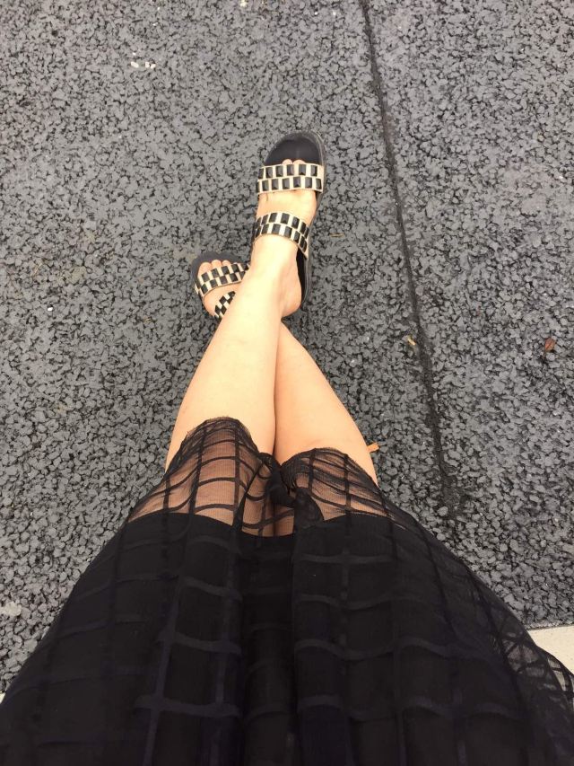 不能露脸就露个腿. 安康