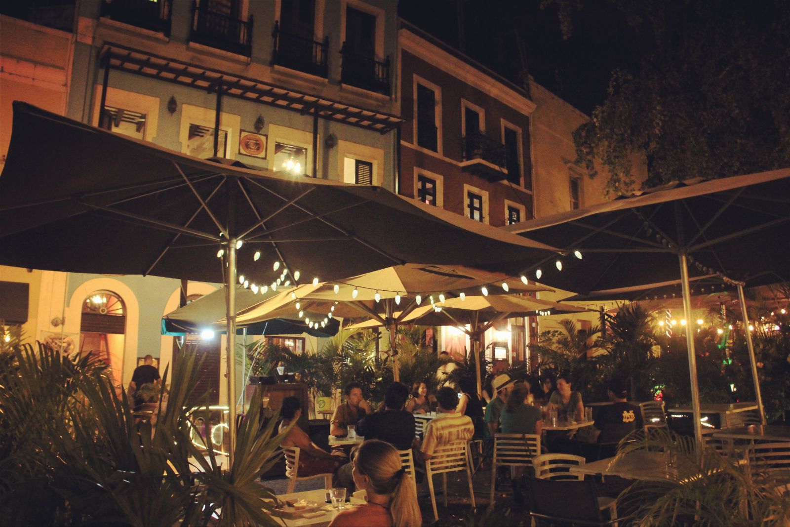 夜晚,小城的酒吧坐着形形色色的人们.他们喝酒,聊天,大笑.