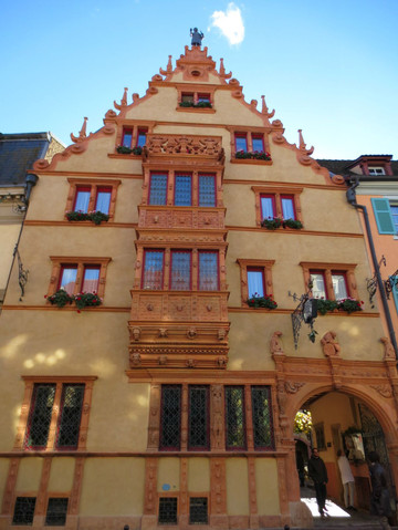 由105个卖艺人物的脸谱面具所装饰的人头屋,是科尔马