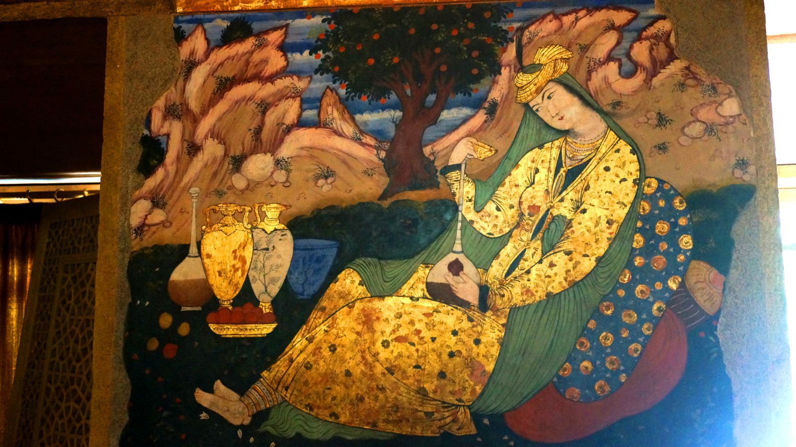 据说,所有四十柱宫内的壁画,均采用天然颜料绘制而成;包括一些矿