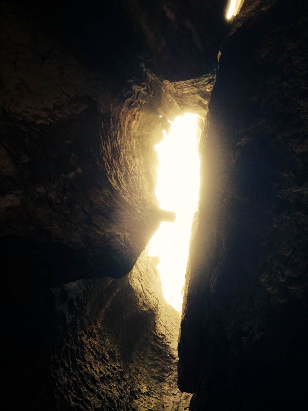 转进了一个小石缝,透进来了光 石林