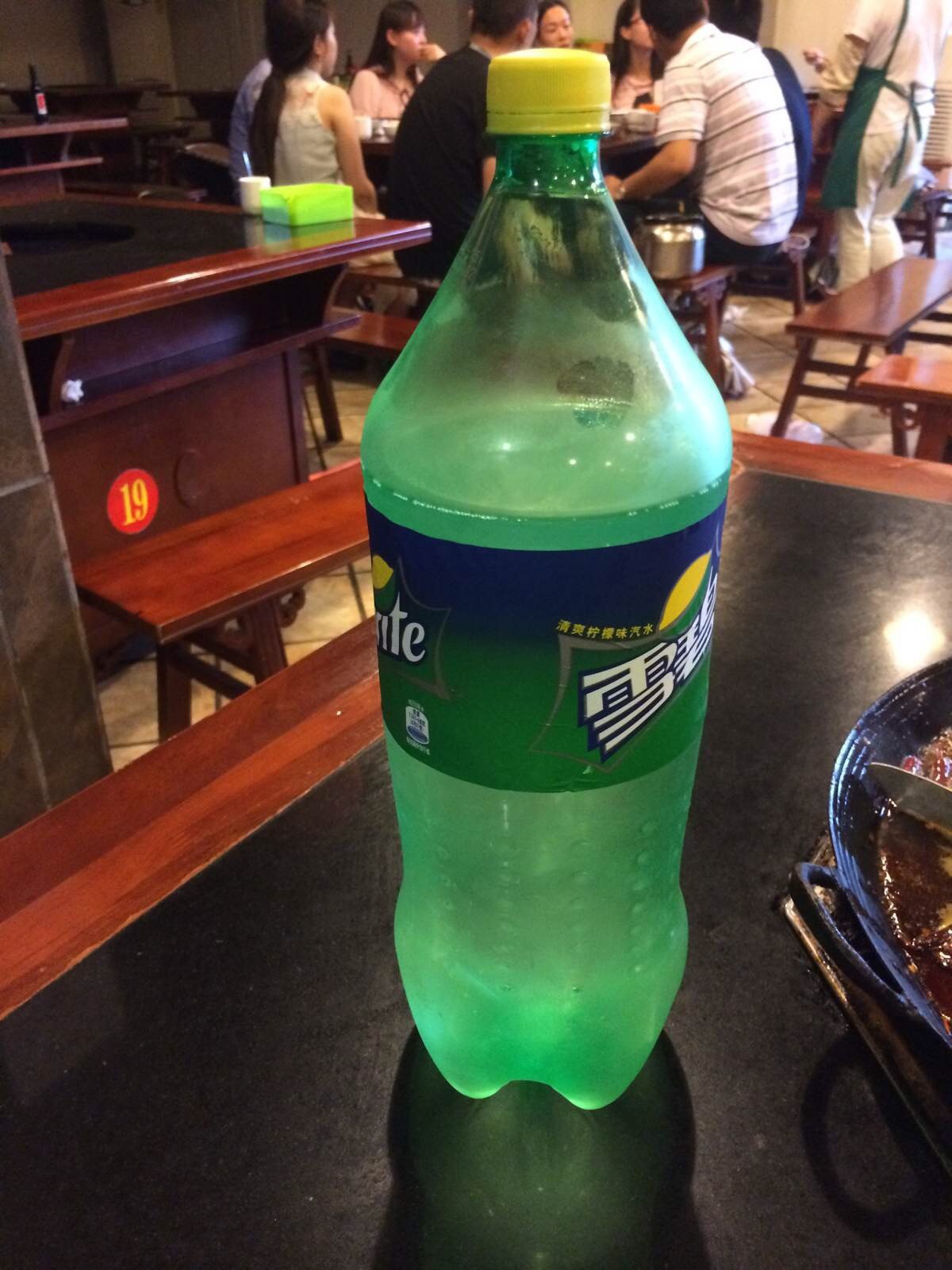 霸气的雪碧,北京一般是1.5l的～ 解放碑步行街