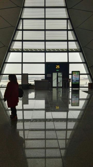 沈阳桃仙国际机场真的是把天和地融在了一起,倒影都是无缝连接