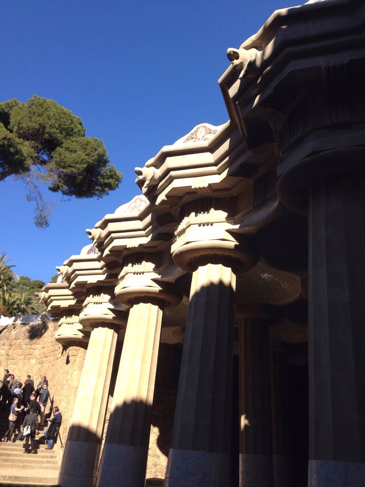 本色的土墙配以曲线白色的屋顶,像不像七龙珠里短笛神族的建筑风格?