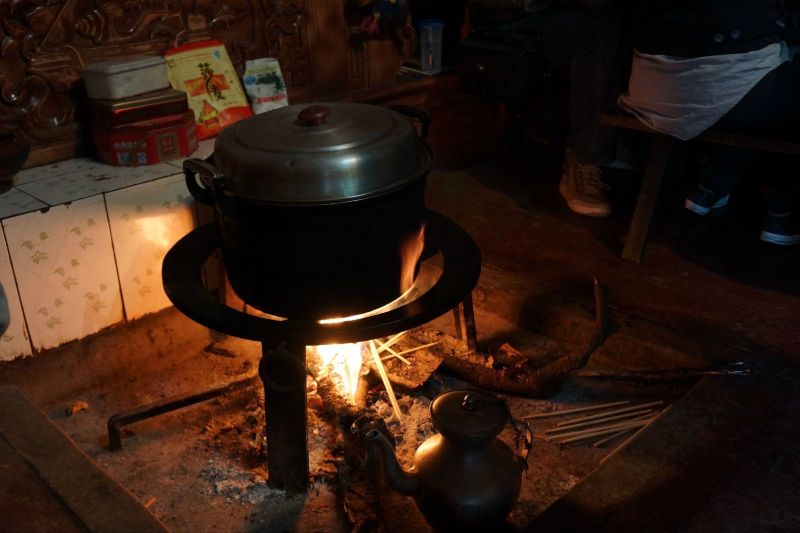 祖母屋的火塘上炖着土鸡汤,很香.