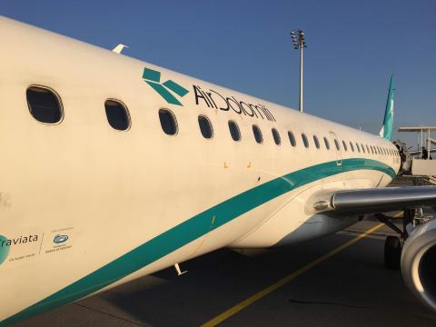 慕尼黑飞布拉格的小飞机,是意大利air dolomiti的embraer175机型,欧洲