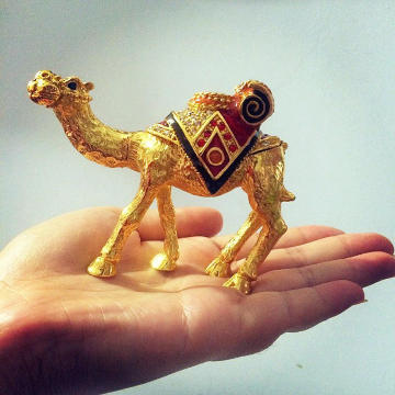 这次买的纪念品之一,骆驼首饰盒,很好看哈 香港国际机场