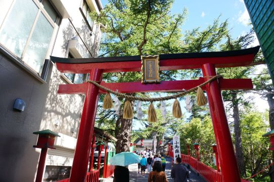 富士山五合目的红色鸟居 富士山五合目