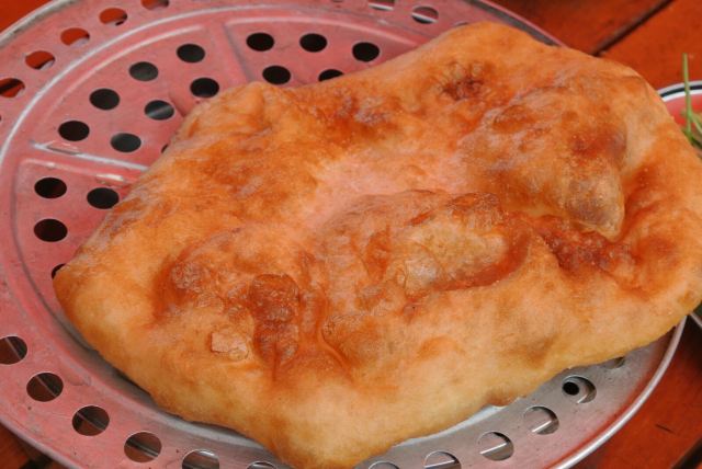 这个叫摩梭粑粑,看起来像大油饼,吃起来不油而且超级好吃!