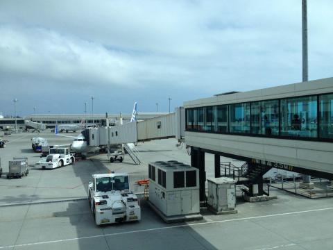 等一下就要坐着这架ana的飞机去石垣岛了,好兴奋 那霸国际机场