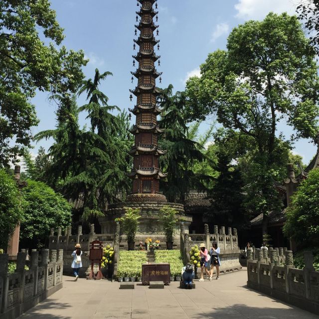 看见宝塔下转塔的人了吗,据说祈福和许愿很灵验. 文殊院