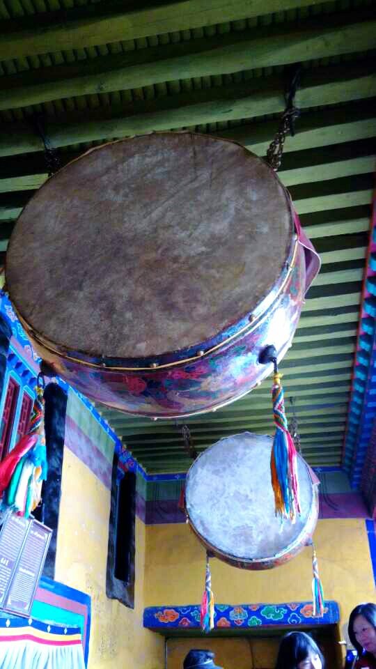 布达拉宫的马皮吊鼓,用来报时的. 布达拉宫