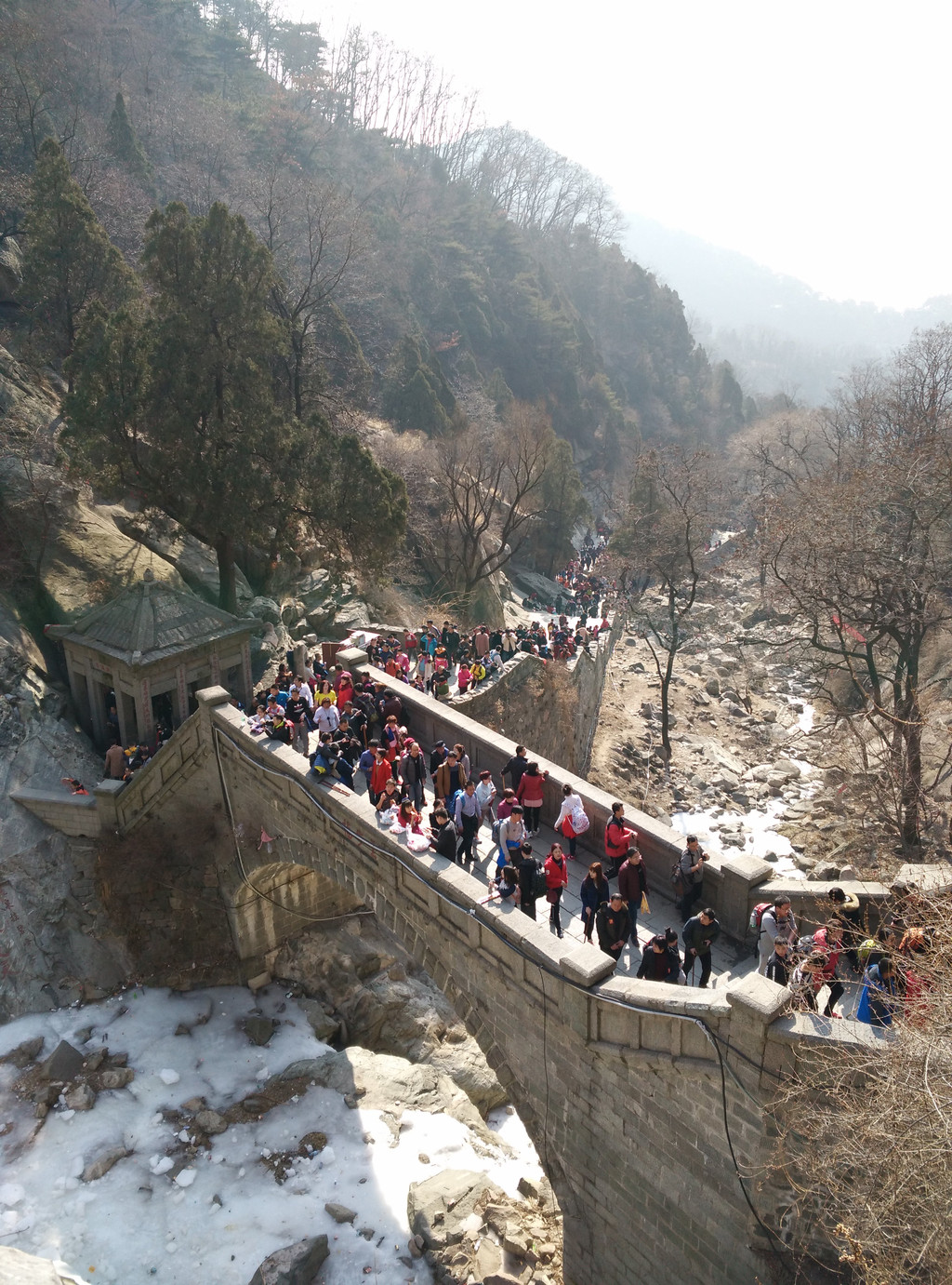 就這樣過了快活三里,雲步橋,五大夫松等景點終於到了十八盤.