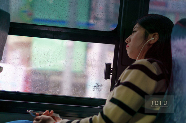 公交车窗里的人图片