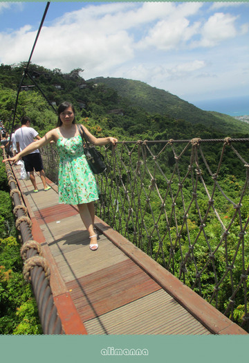 只因这个吊桥当年拍非诚勿扰时舒淇走过,居然要另外付20元过桥费.