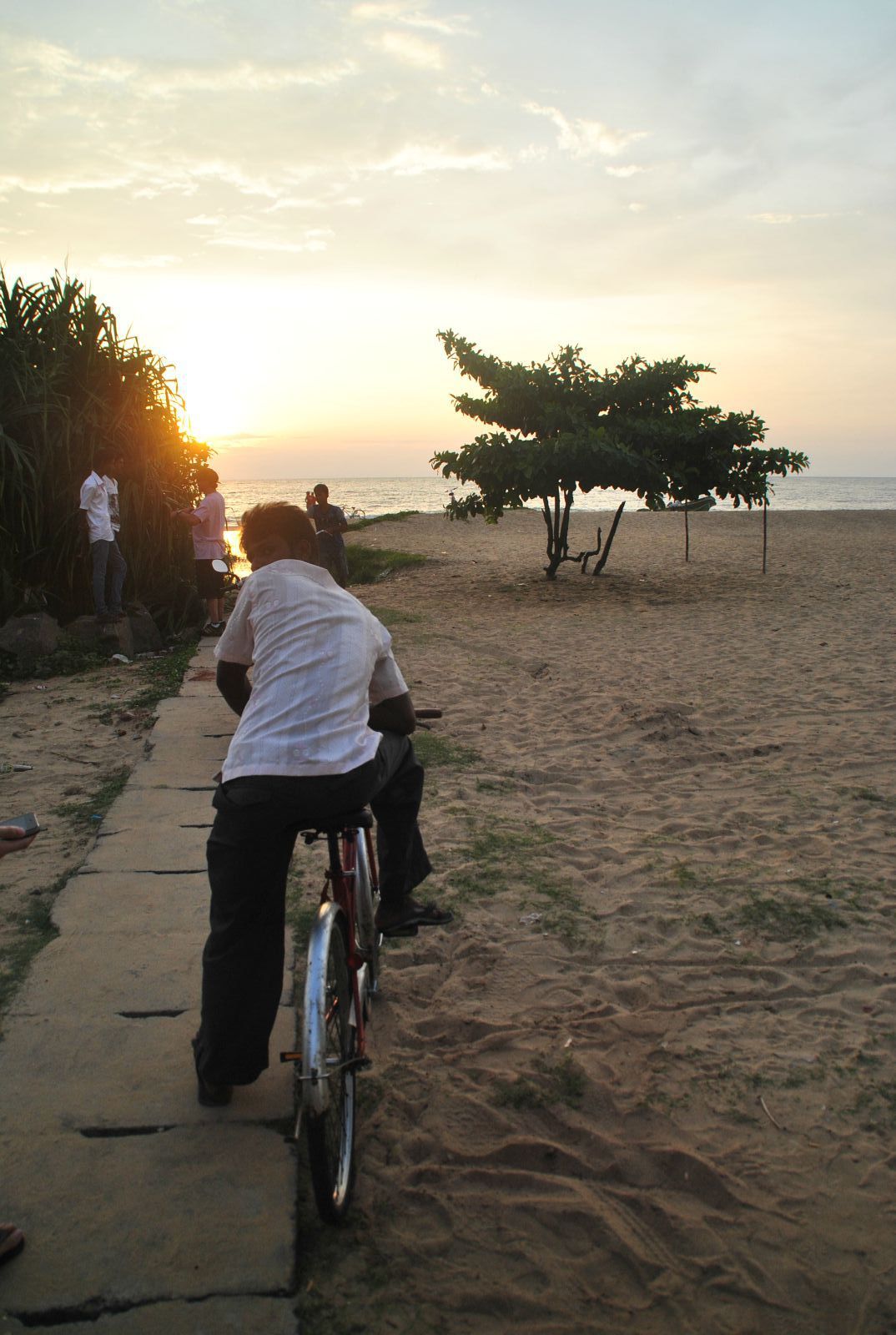 看到相机马上回眸一笑的小哥 尼干布海滩的黄昏