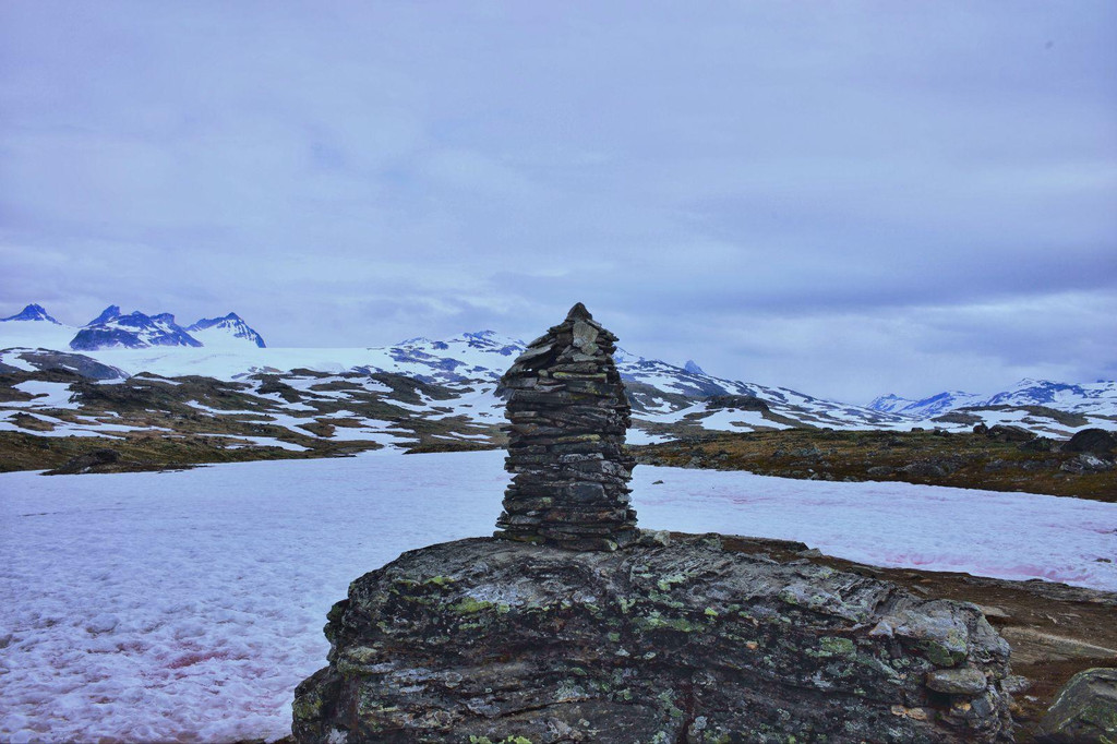 雄踞於尤通黑門山(jotunheimen)上,穿行於松恩峽灣與居德布蘭德斯古