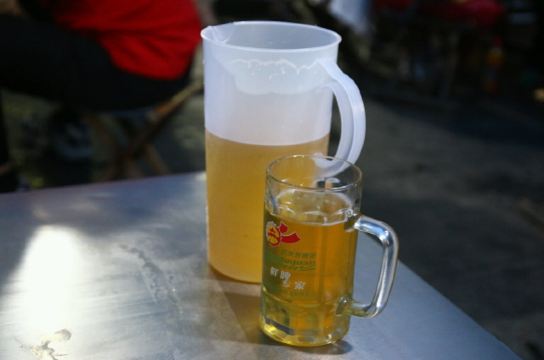 趵突泉鲜啤,这么大一杯才15,可以装5杯啤酒杯.喝的太爽了.