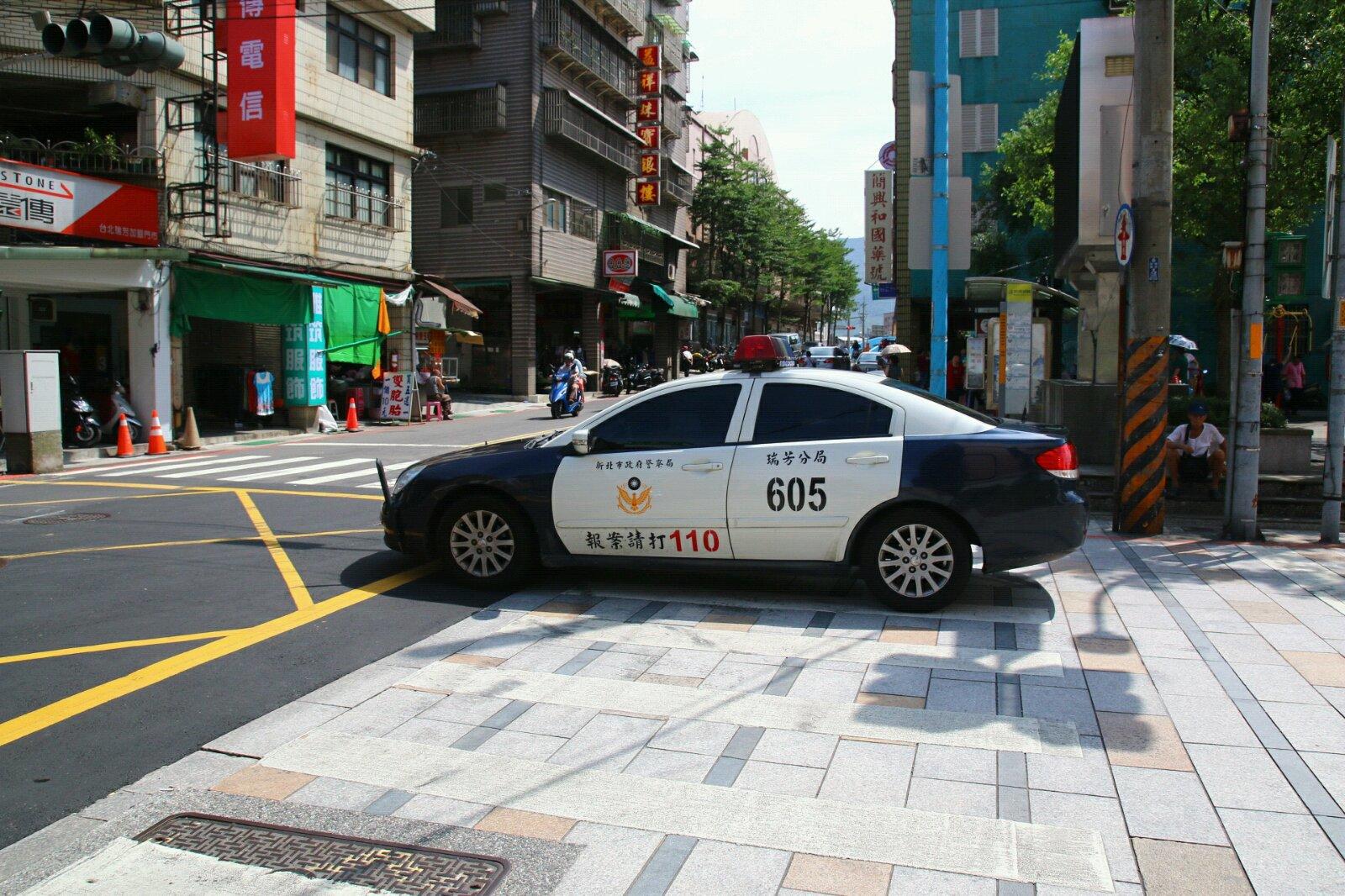 黨國的警察,臺灣沒協警,沒城管,所以很和諧,晚上可以擺夜市,路邊可以