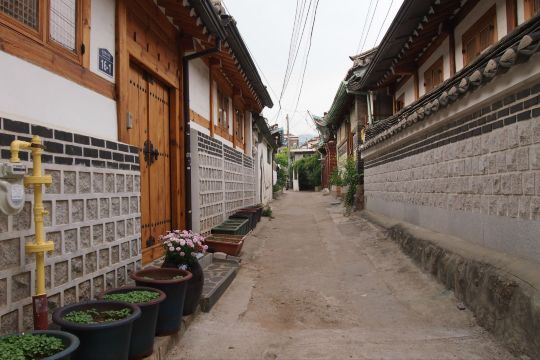 北村韩屋就是韩国的老房子建筑群,老百姓还住在里面.