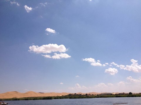 腾格里沙漠月亮湖