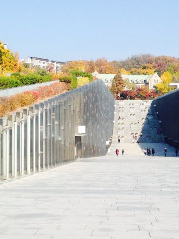 梨花女子大学另一个标志性建筑,下沉式图书馆. 首尔