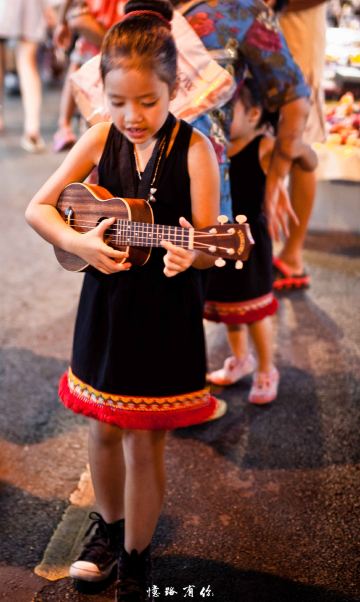 路上卖唱的小女孩.