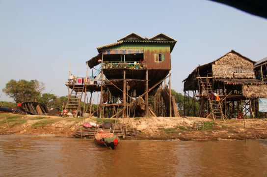 洞里萨湖是东南亚地区最大的淡水湖.