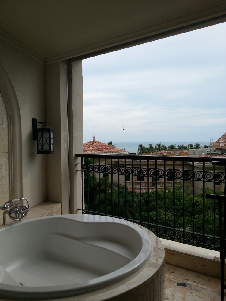 阳台浴缸.这海景不算豪华吧. 三亚湾财富海湾大酒店