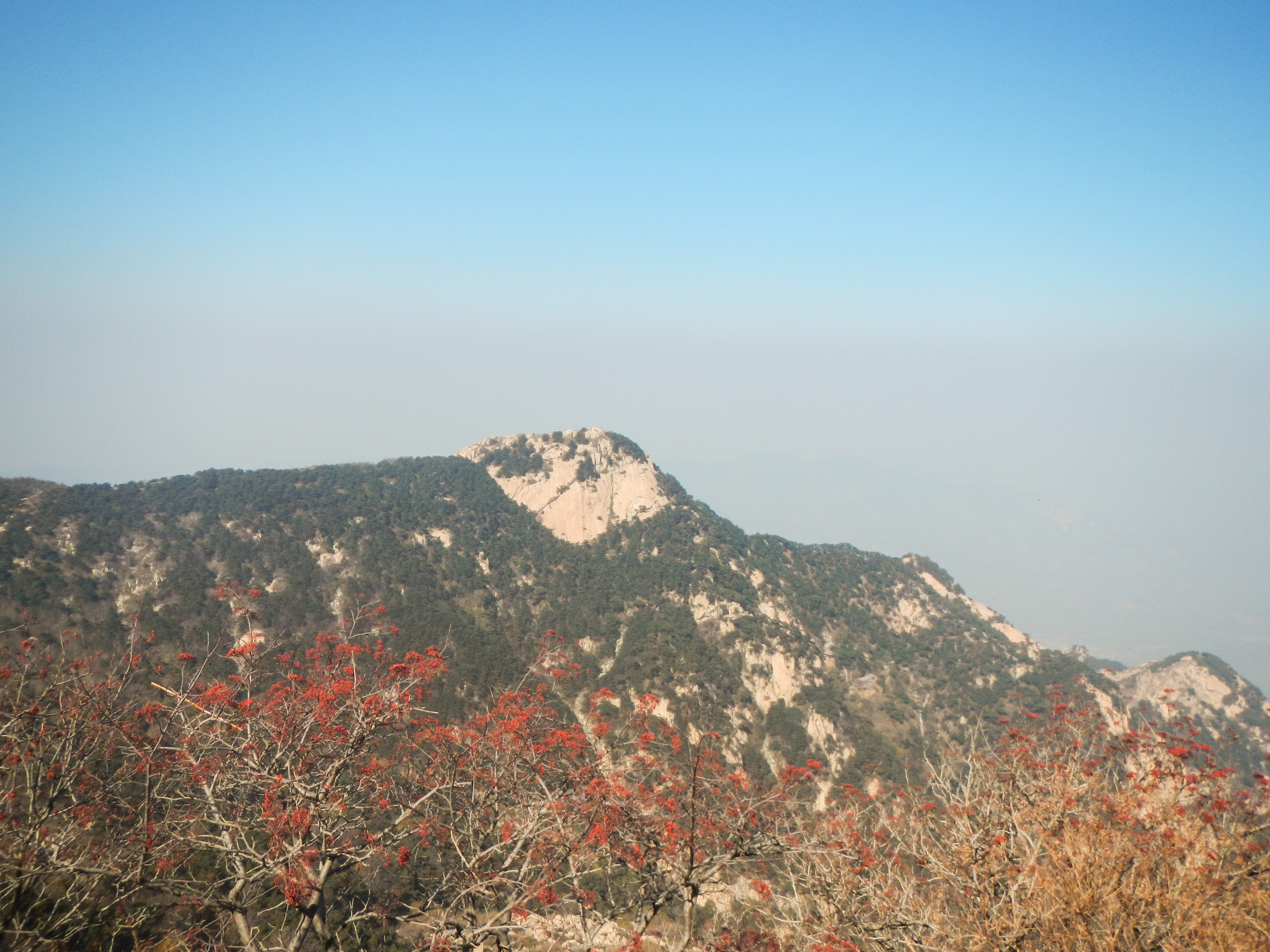 泰山山頂,會當凌絕頂,一覽眾山小 泰山山頂