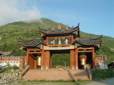 川主寺不只是一座寺庙,而是一座小镇,隶属于四川省松潘县,是通往