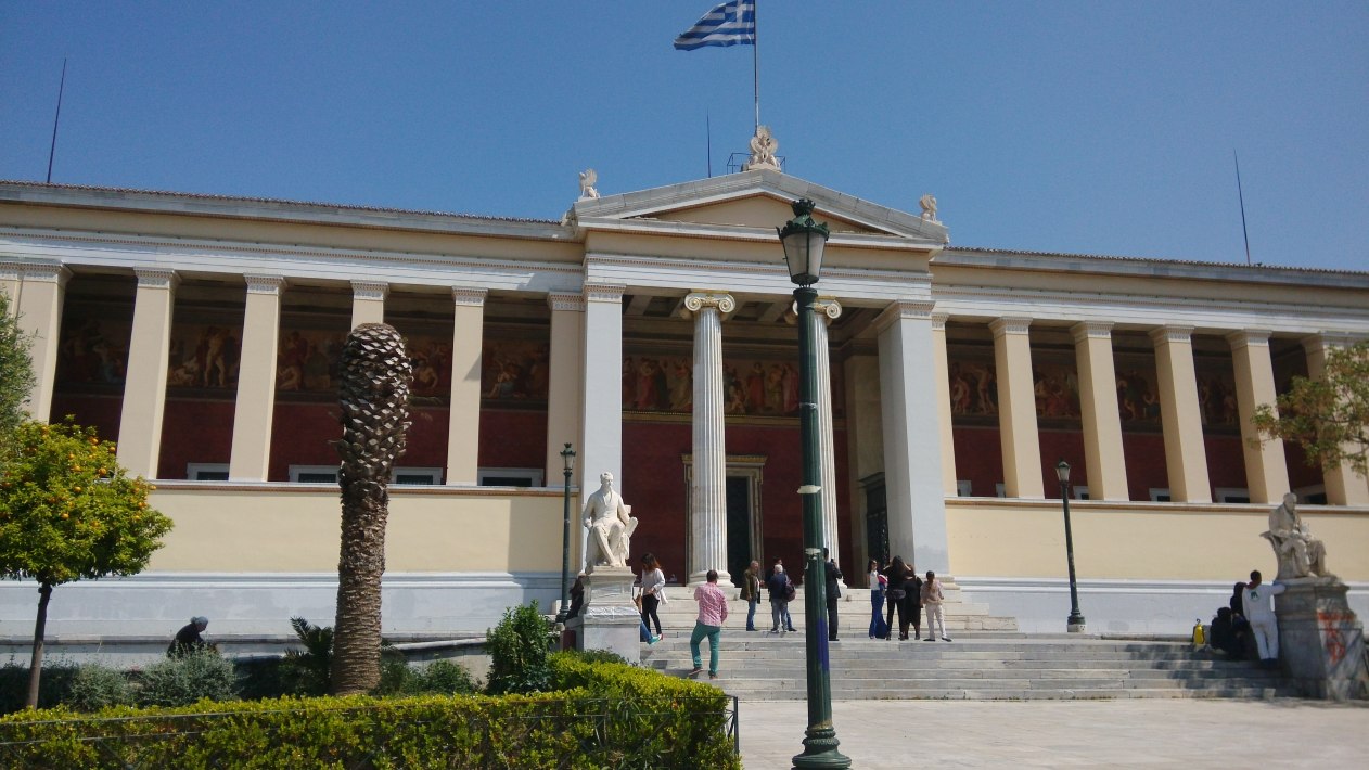 因为这条街上并排矗立着三个著名的建筑,分别是雅典大学,雅典学院和