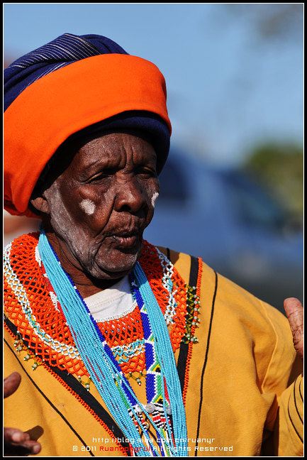 身着盛装的老族长,94岁了,精神还如此矍铄