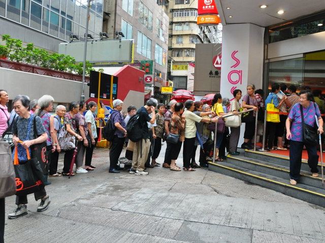 路过一间银行,见到很多乐龄人士在排队 领钱.