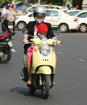 越南猎奇:怕晒的越南女性全副武装骑摩托车!