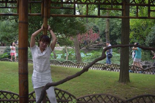 攀上去,吊起来,暴打一顿,借你胆子试试