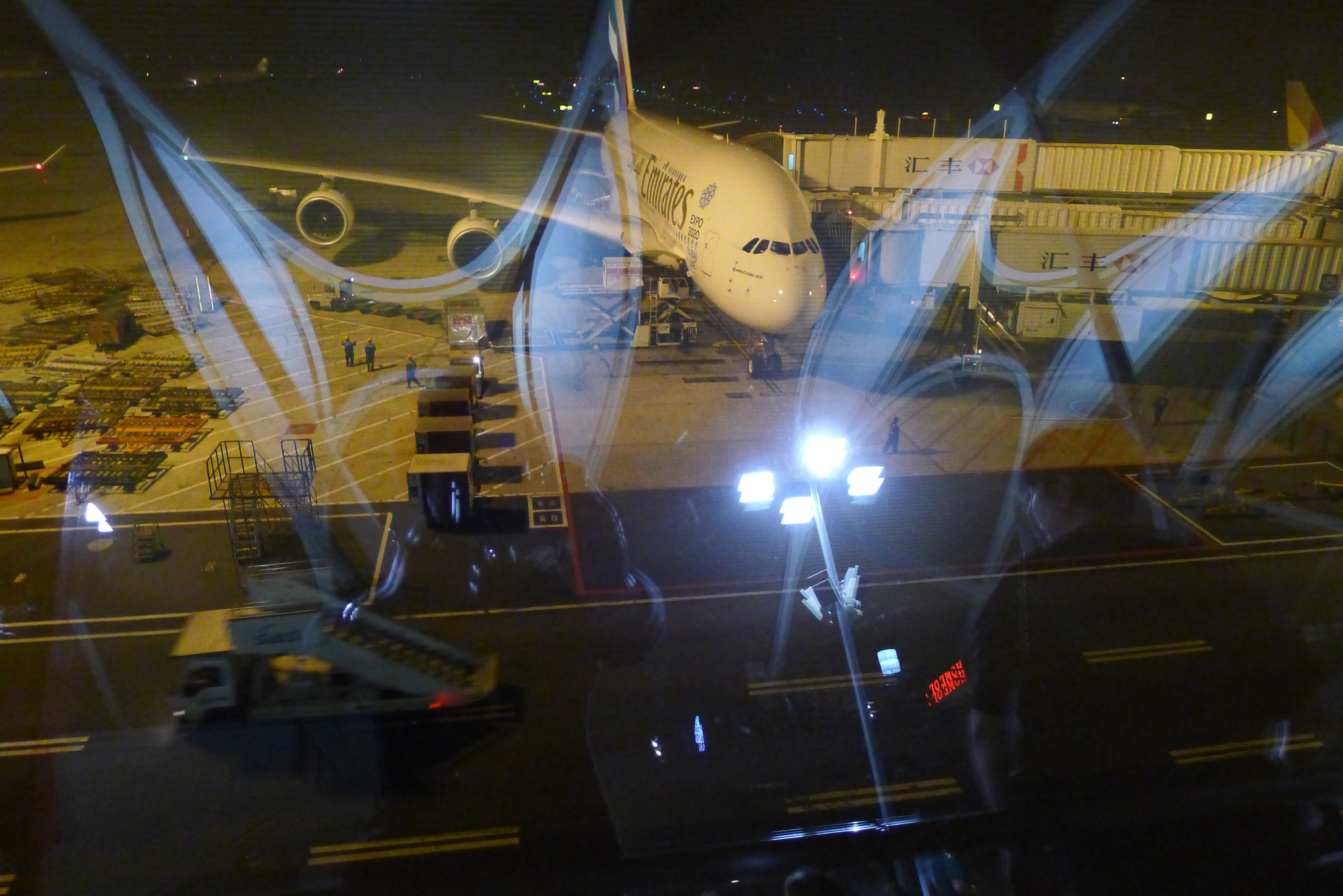 浦东国际机场  a380  阿联酋航空公司  我们借它飞迪拜