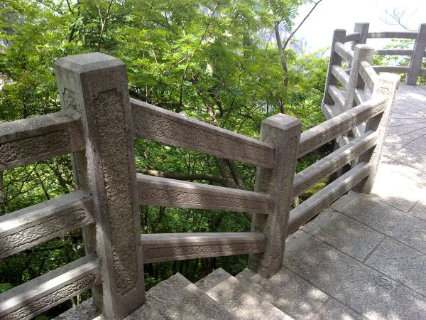 很多地方修筑了护栏,石阶也比较宽,跟过去不一样了.