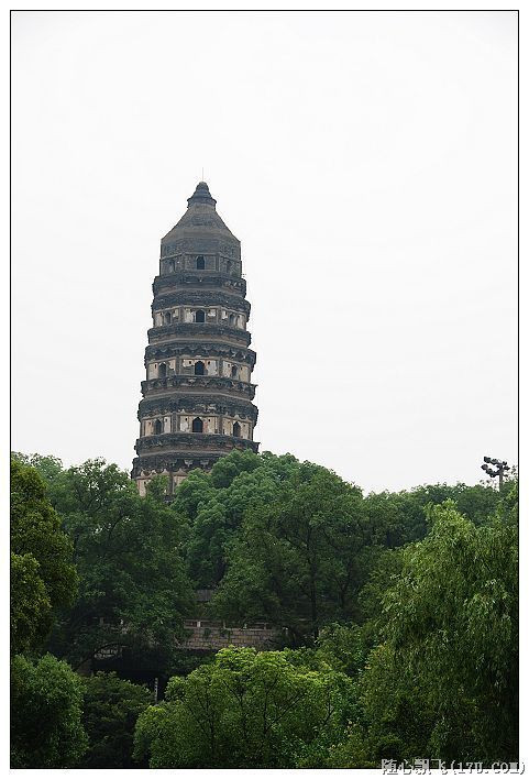 倾斜的虎丘塔依在