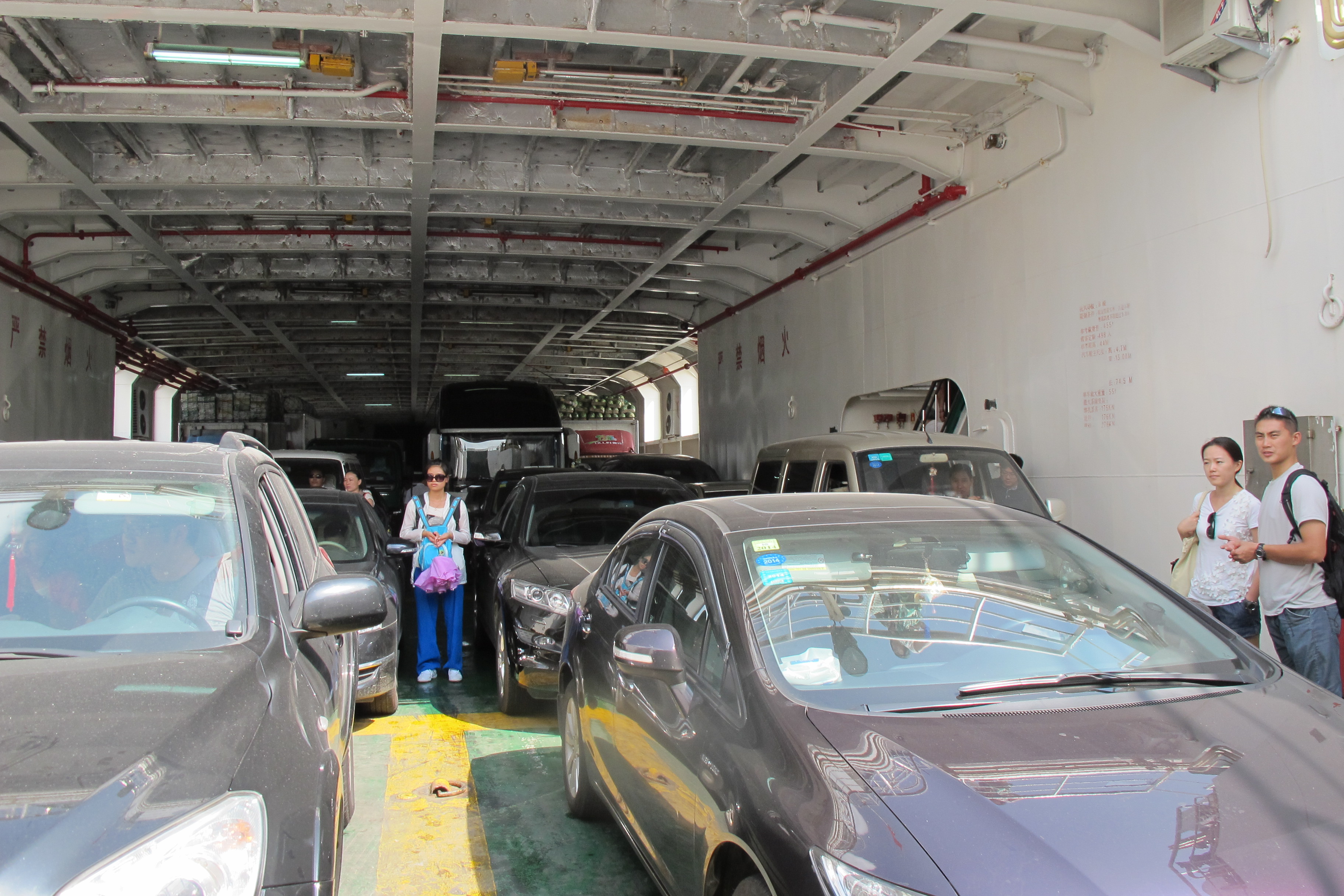 车客渡内停车舱位.含司机5座小车摆渡费198元,7座车248元. 沈家湾码头