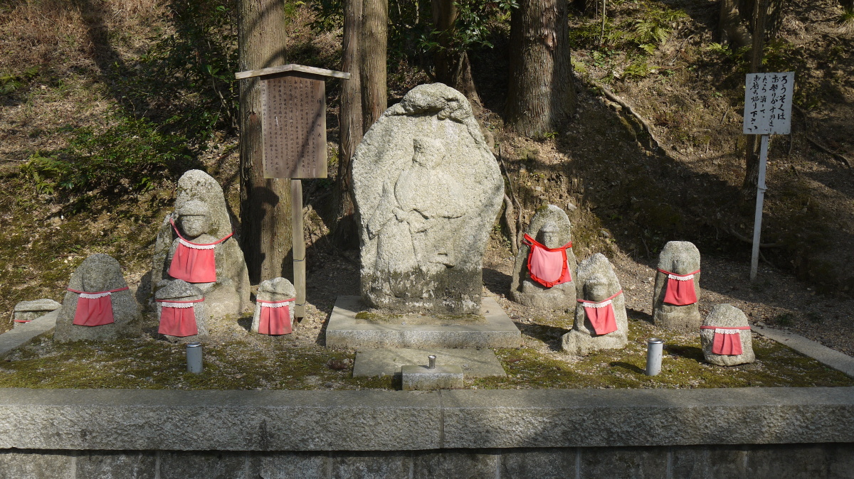 日本的地藏菩萨都喜欢围个红色的小肚兜,一般是保护孩子的菩萨,因此有