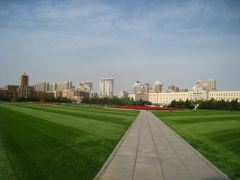 大连市政府前的草坪 人民广场,大连