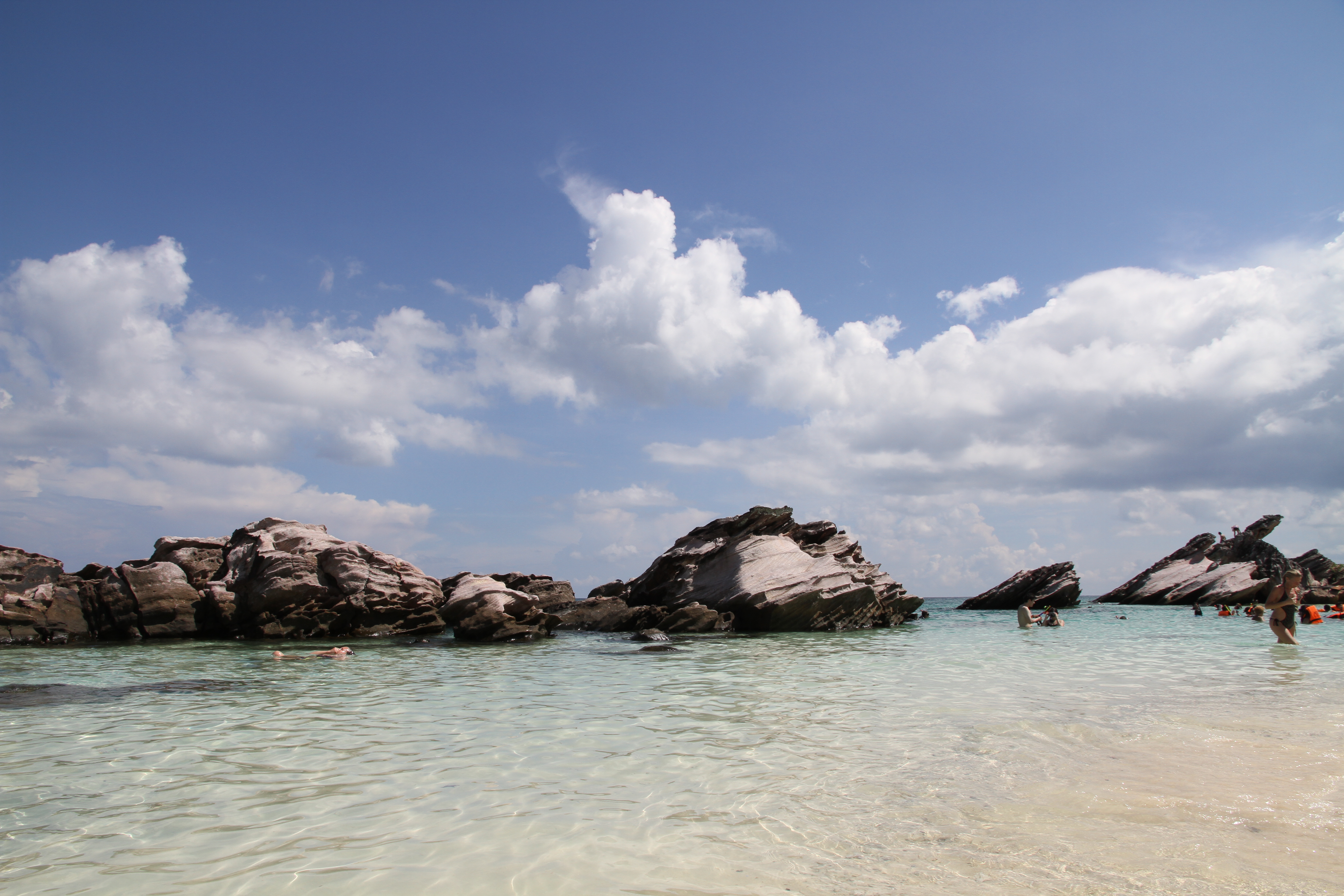 蛋岛上都是这样的怪石头,感觉很犀利的样子,下水也要注意脚下的礁石哦