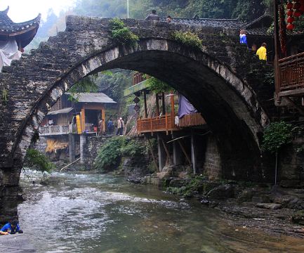 莫向仙神询去路,湘西德夯醉游人.
