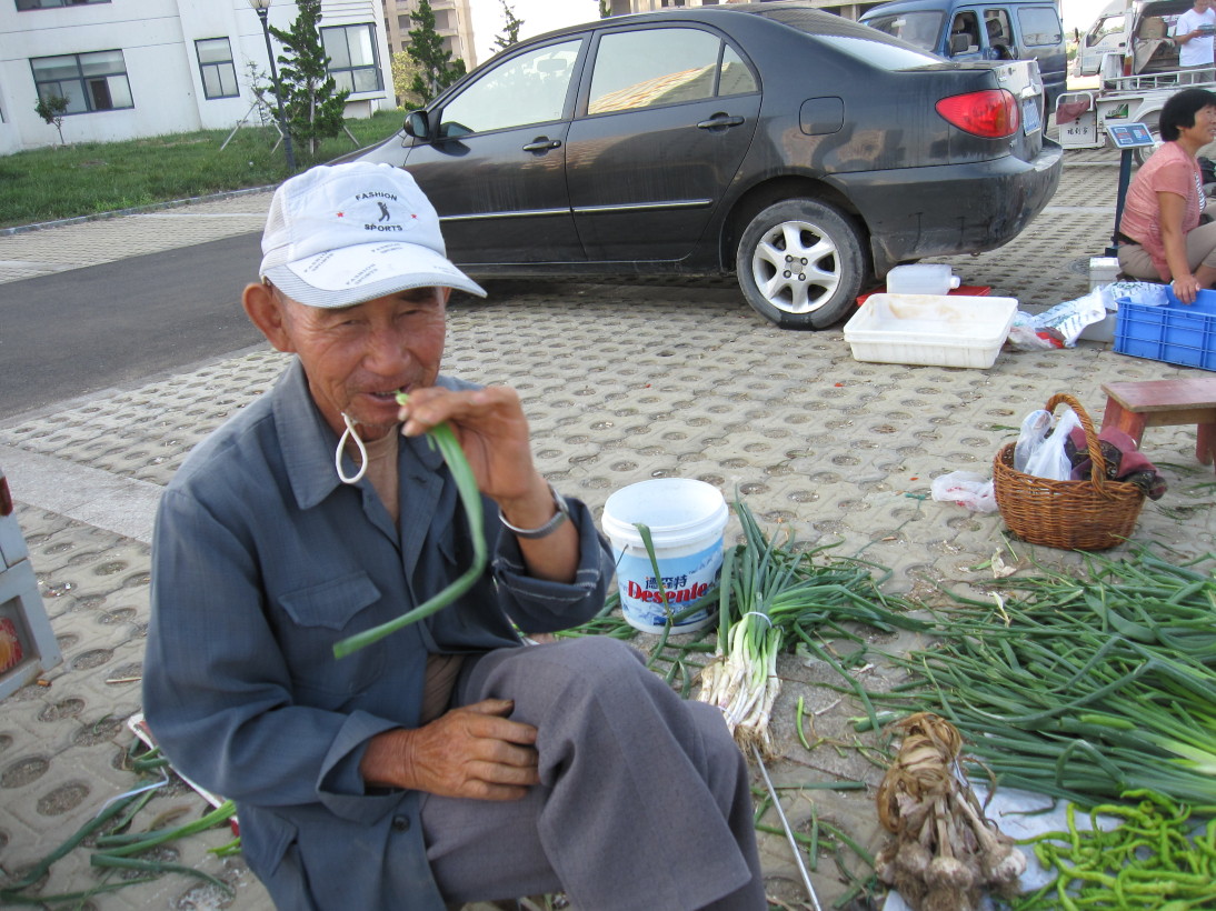 眼见为实,山东人爱大葱!老爷子边买边吃.