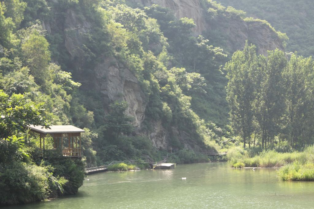 北京怀柔有一个叫白河湾的地方,那里有一条沿著山谷而行的河水,山谷里